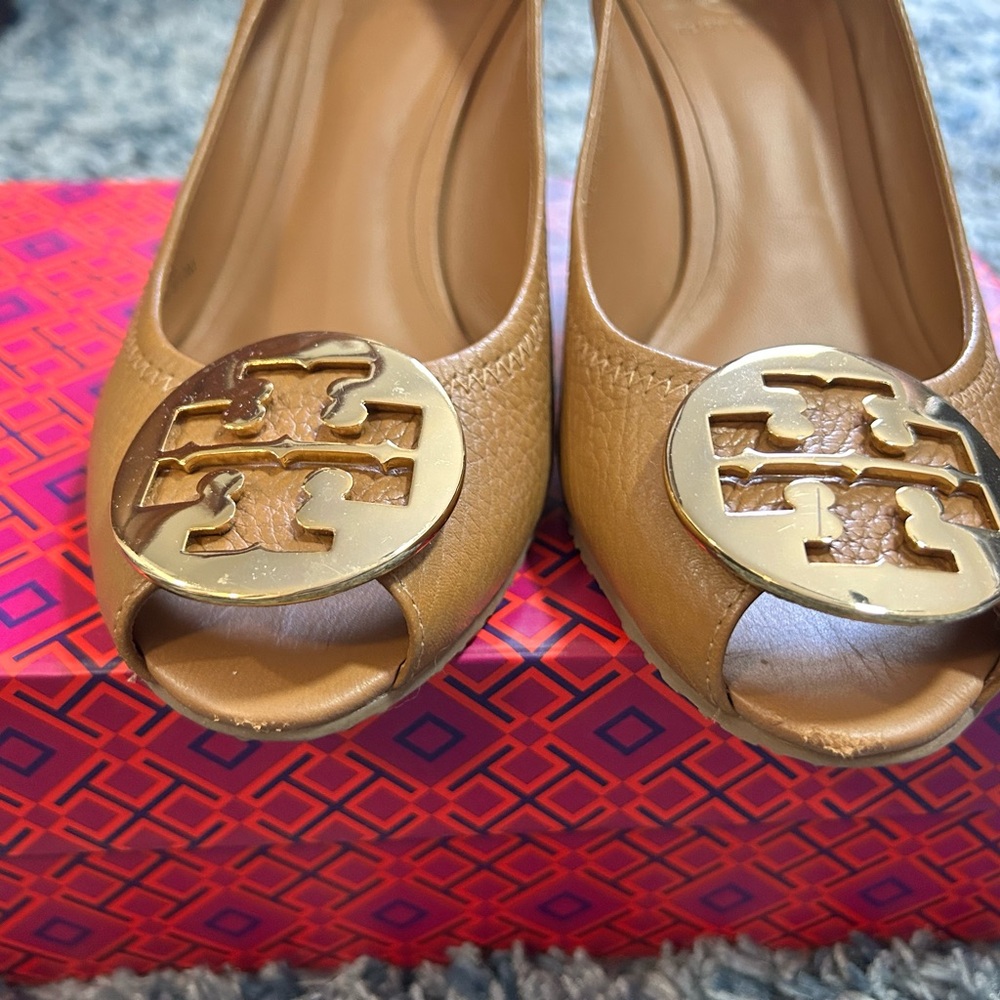 Tory Burch Tan Wedge Shoes with Iconic Style - Picture 2 of 5